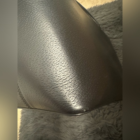 Black Kate Spade tote handbag with zipper and feet!! 🖤 - Picture 2 of 7